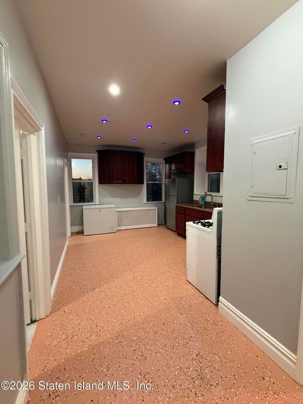 Building Photo - 335 Clifton Ave