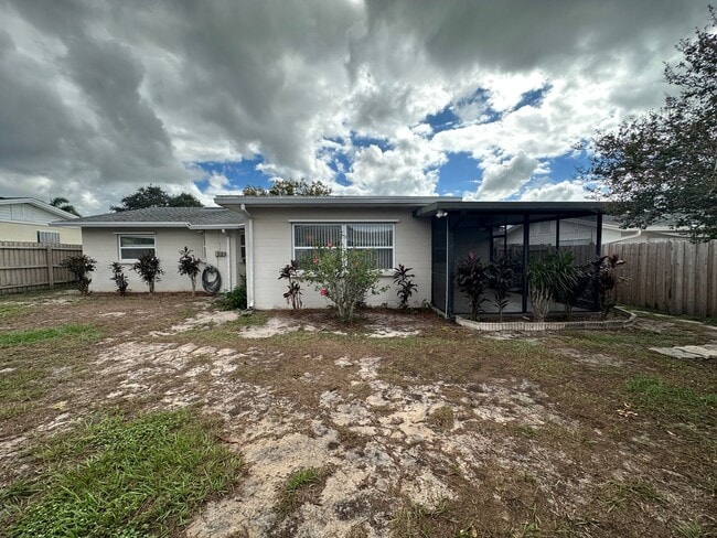 Building Photo - Spacious 2 Bedroom 2 Bathroom Seminole Home with Yard