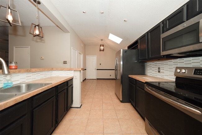 Building Photo - 13563 Catalina Village Dr