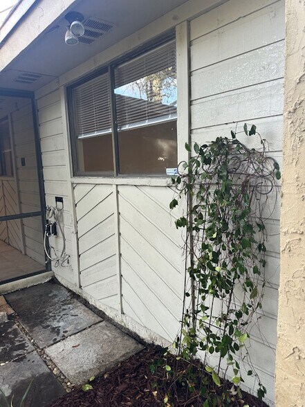 Building Photo - 3801 Crown Point Rd