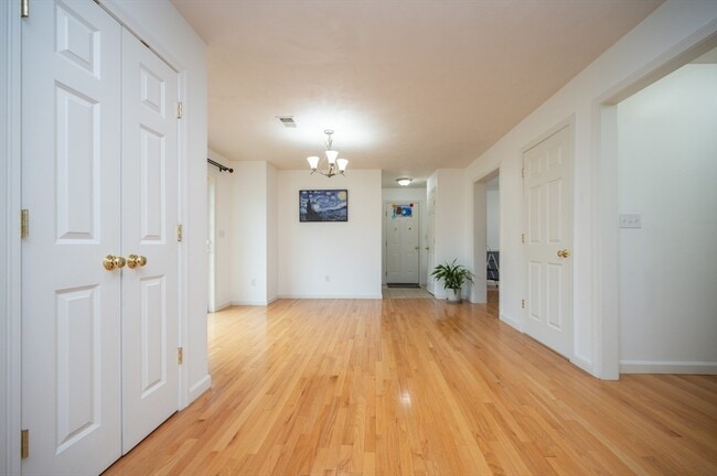 Building Photo - 7 Willow Brook Ln