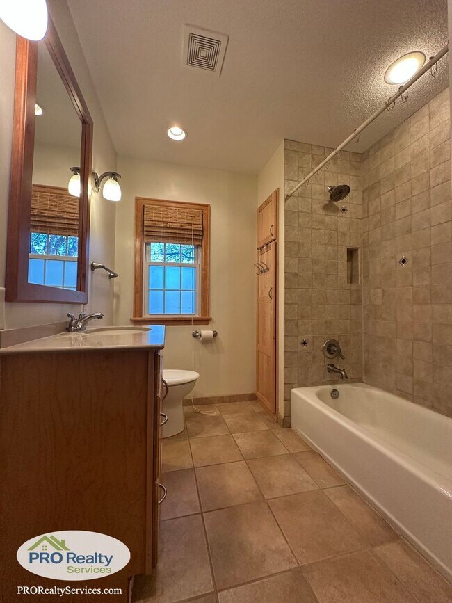 Building Photo - 3 Bedroom House **$1,000.00 off January's Rent with a January 2026 Move In**