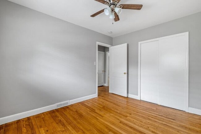 Building Photo - Adorable Duplex in the UNCG Area, Hardwood...
