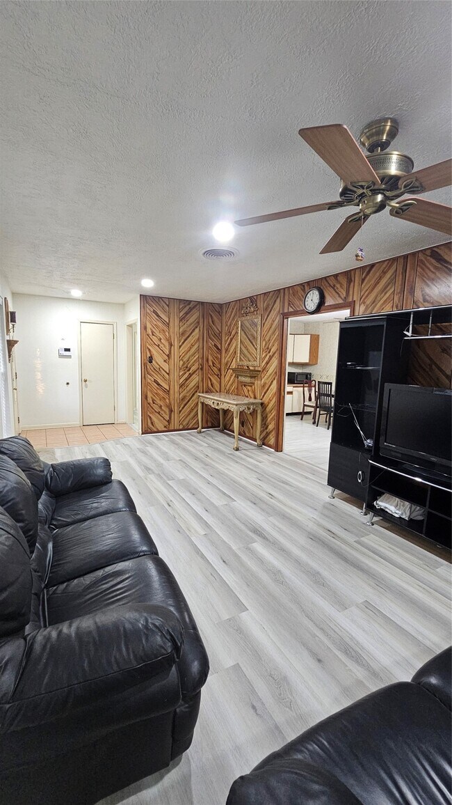 Building Photo - 1715 Pecan Ln