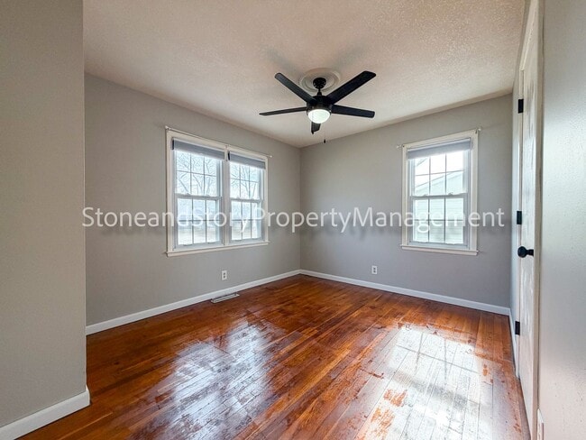 Building Photo - 4 bedroom 2 bath on quiet street in Briarwood