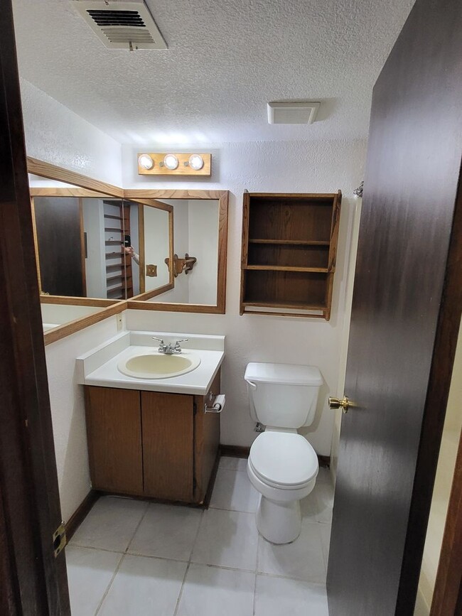 Building Photo - Wonderful 1 Bedroom, 1 Bathroom Walking Di...