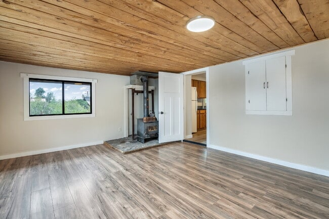 Building Photo - Gallatin Gateway Rental Just Steps from the River