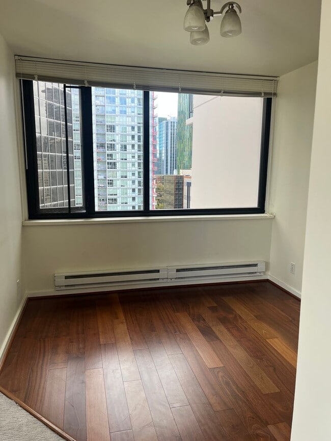 Building Photo - Beautiful bright One Bedroom Condo With St...