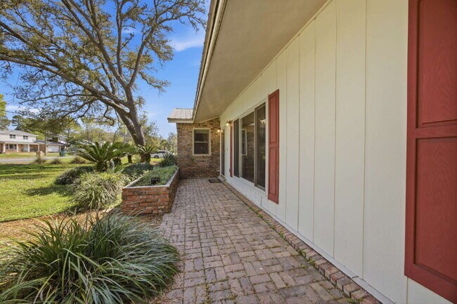 Building Photo - "Charming 4-Bedroom Shalimar Retreat- Power Included With Rent!"