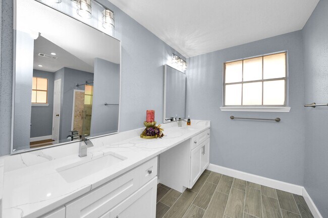 Building Photo - 5810 Wanakah Dr