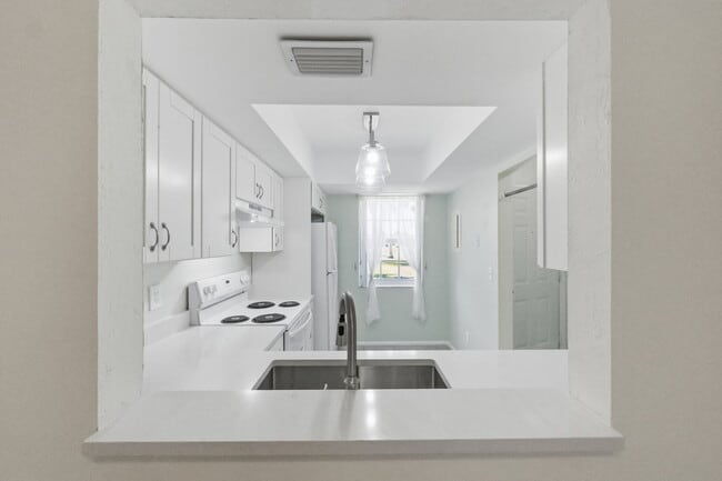 Building Photo - 1023 Pine Isle Ln