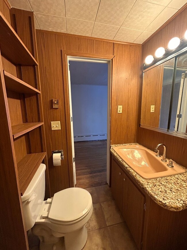 Building Photo - 214 S School Ln