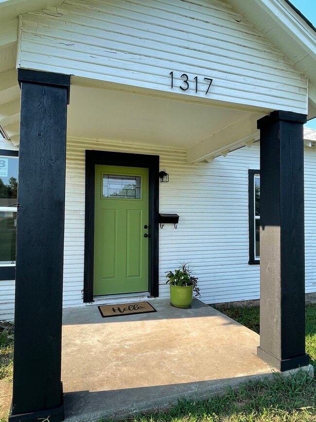 Building Photo - 1317 E Broadway St