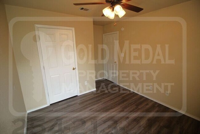 Building Photo - Cozy 3-bed, 2-bath fourplex now available for rent! - Don't miss out!