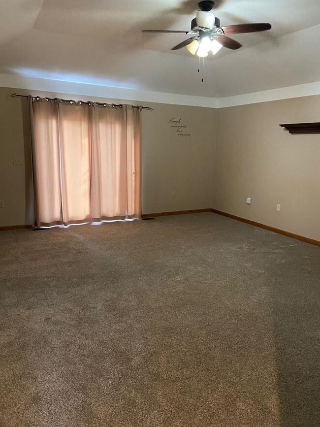 Building Photo - 558 Beachview Dr