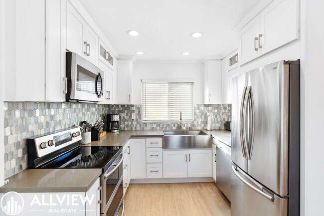 Building Photo - OCEAN VIEWS AND UPGRADED 2 BED/ 2 BATH UPP...