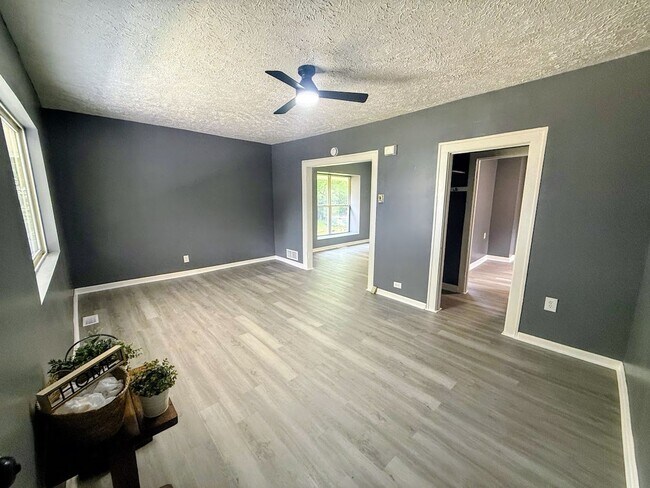Building Photo - Three bedroom one bathroom single-family home for rent