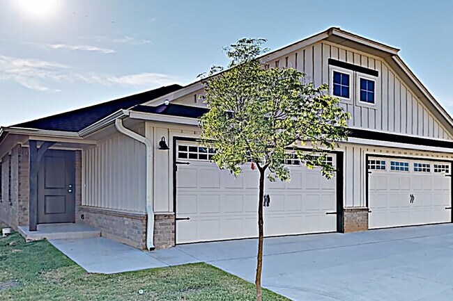 Building Photo - 3 Bedroom 2 Bath Duplex Near Tinker AFB!