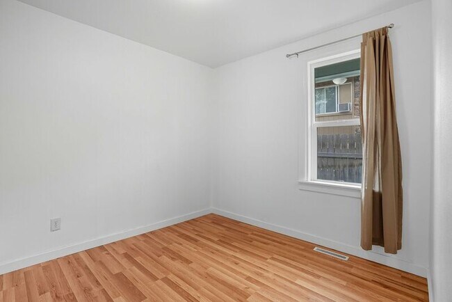 Building Photo - 1731 E Sanson Ave