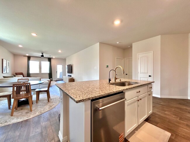 Building Photo - 401 Town Lk Bnd