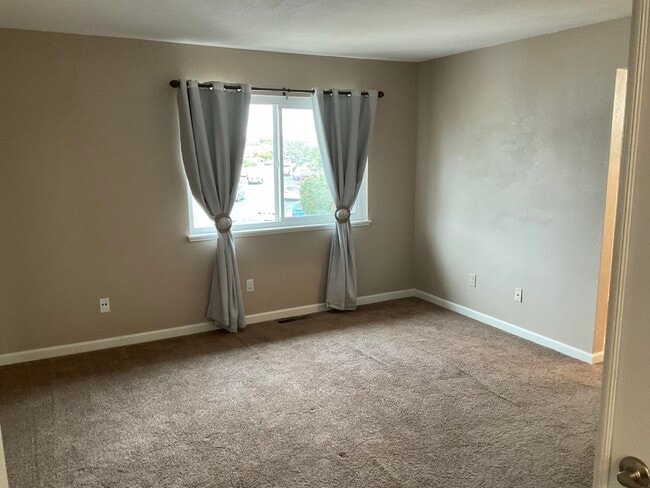 Building Photo - 354 Hazelnut Ln