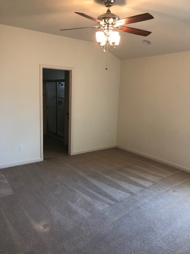 Building Photo - BEAUTIFUL 4 BEDROOMS / 2 BATH HOME IN HUNT...