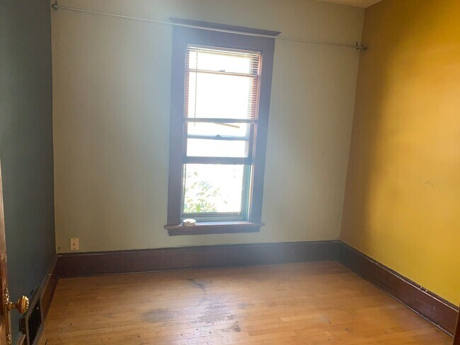 Building Photo - 1820 3rd Ave N