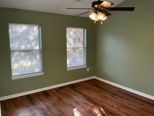 Building Photo - Beautiful 3BR 3.5BA 3 level townhome locat...