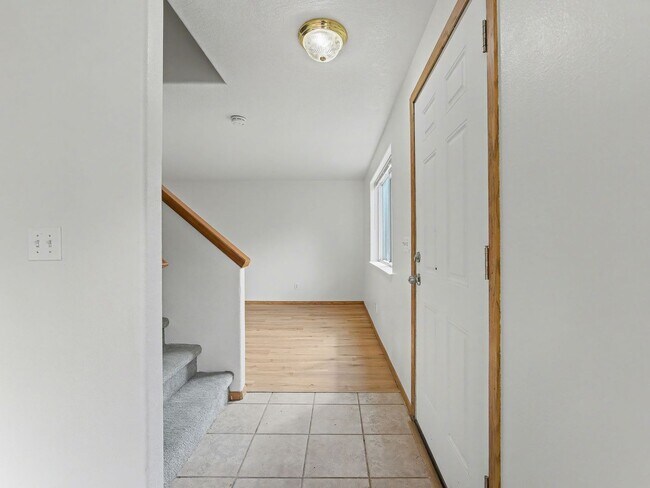 Building Photo - NAVAB02