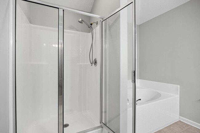 Building Photo - 5 Bedroom, 2.5 Bathroom - White Oak Subdivision - Richmond Hill