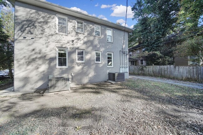 Building Photo - Newly Renovated 1 Bed 1 Bath Condo Near Up...