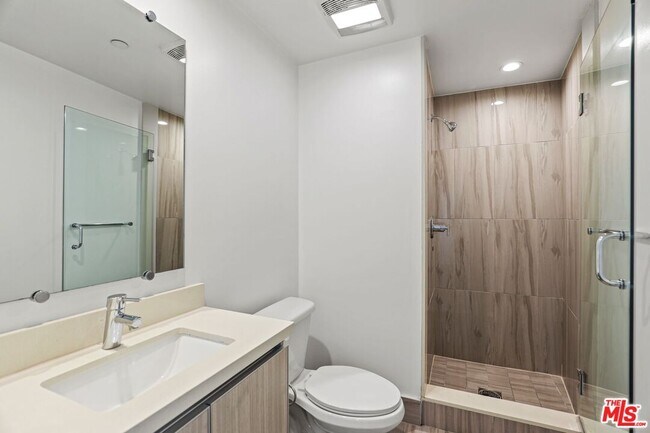 Building Photo - 129 S Kings Rd