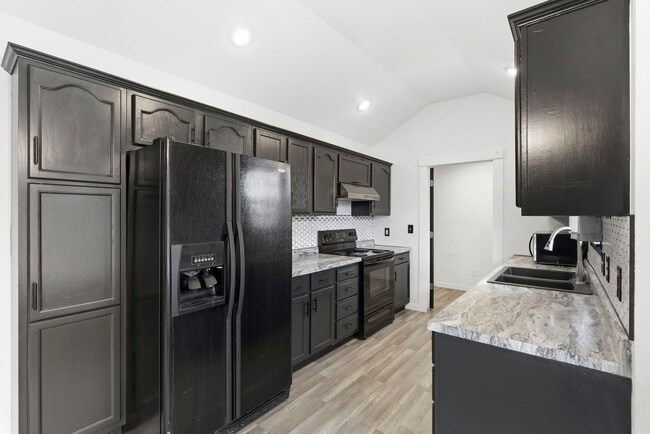 Building Photo - 3 Bedroom | 2 Bathroom | 2 Car Garage | Springfield MO | Fenced Back Yard!