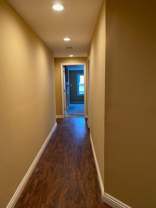 Building Photo - Town house