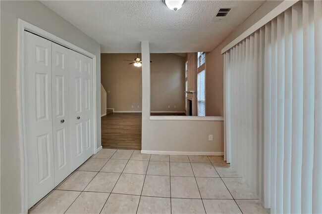 Building Photo - 596 Lullingstone Dr SE