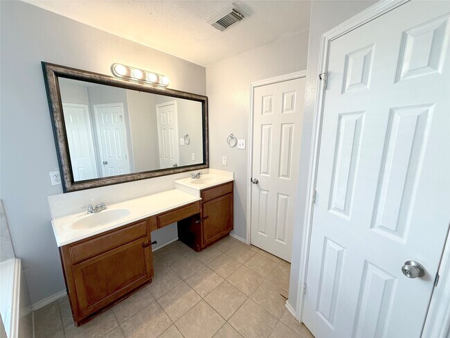 Building Photo - 2414 Alcove Foster Ct