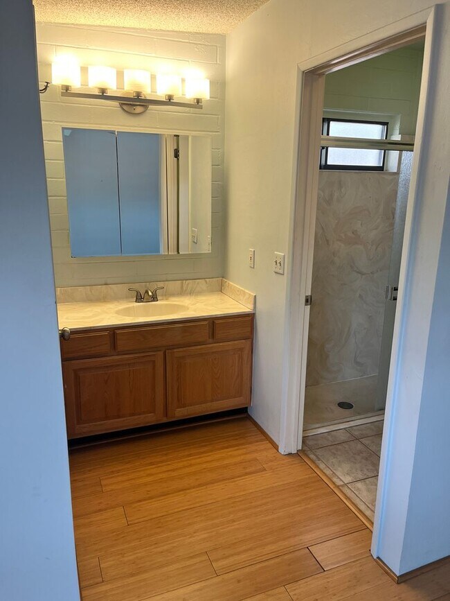 Building Photo - East- 3 bedroom/ 2 bathroom home with sparkling pool!