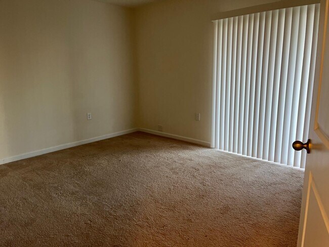 Building Photo - 425 Rhamkatte Rd