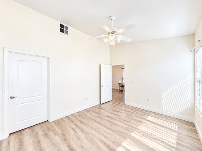 Building Photo - 2305 W Horizon Ridge Pkwy