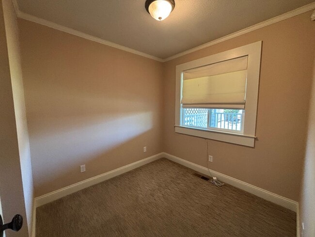 Building Photo - Historic Charm, Modern Comfort | 4BR +Bonu...