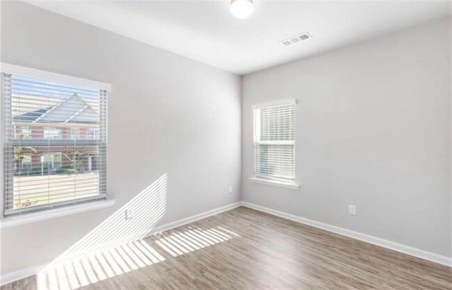 Building Photo - 717 St James Pl