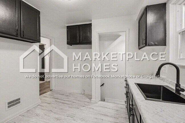 Building Photo - 11235 Roxbury St