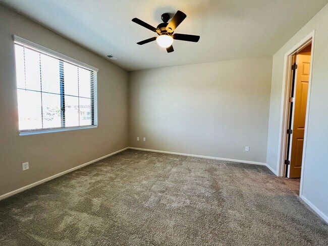 Building Photo - $0 DEPOSIT OPTION. INVITING 3 BED HOME IN ...