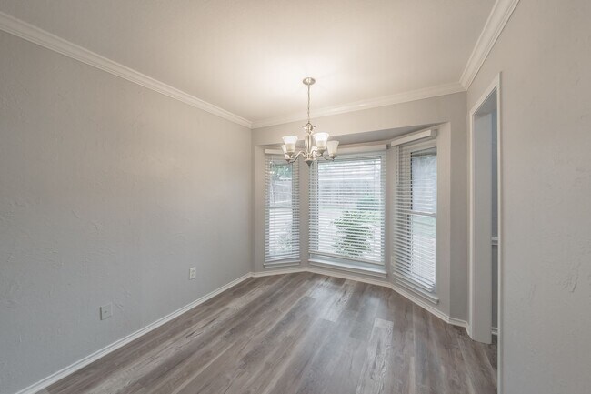 Building Photo - Charming Updated Home on Quiet Cul-de-Sac