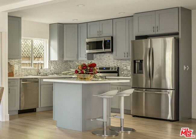 Building Photo - 4616 Rosewood Ave