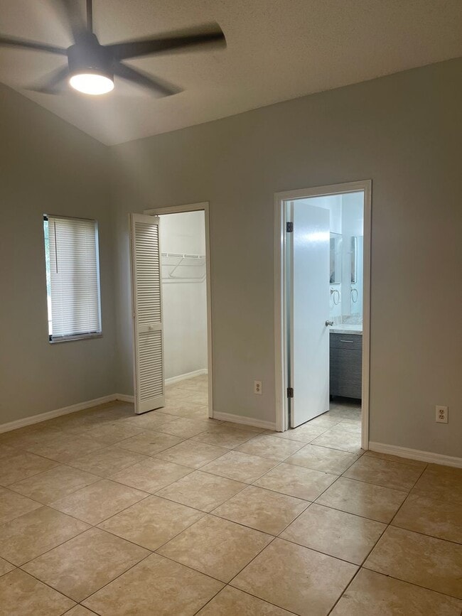 Building Photo - Orlando/Orlovista - For RENT 3 Bedroom, 2 Bathroom, 2 Car Garage