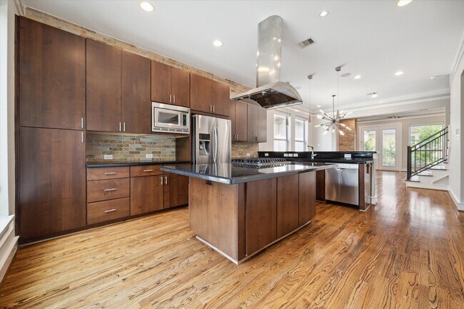 Building Photo - 6126 Clyde St