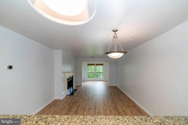 Building Photo - 3176 Summit Square Dr