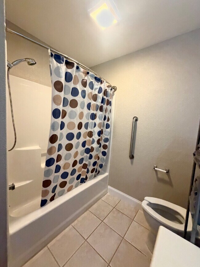 Building Photo - FULLY FURNISHED 2Br / Ground Floor Condo