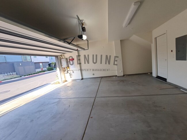 Building Photo - Beautiful Tri-Level 3Bd 2.5Ba Townhome in ...